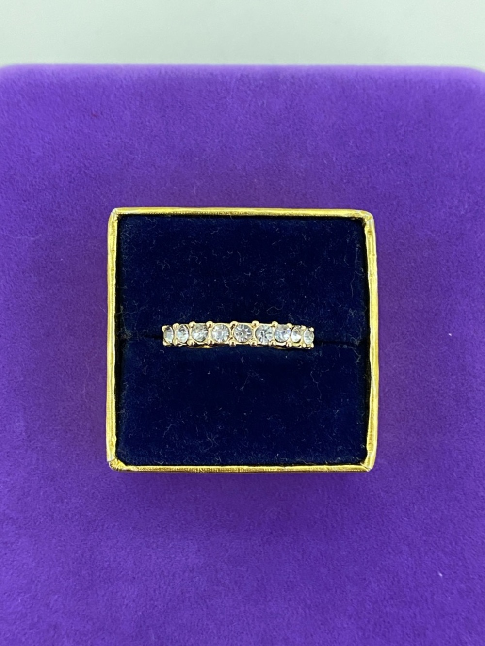 💛 Classic Gold-Tone Rhinestone Band Ring